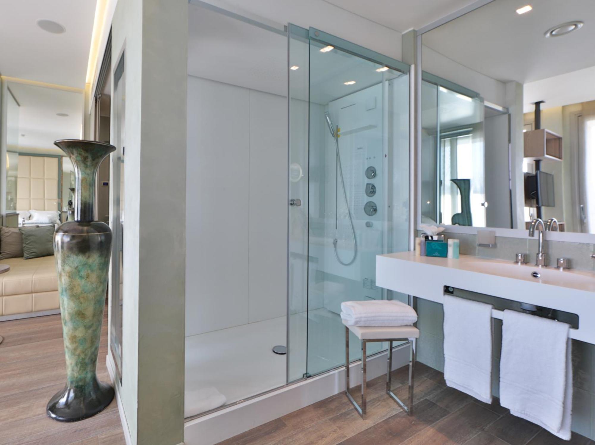 Ville Sull'Arno Firenze Esterno foto A shower enclosure